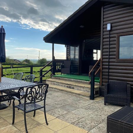 Rew Farm Country & Equestrian Accommodation - Sunrise Lodge Melksham Eksteriør billede