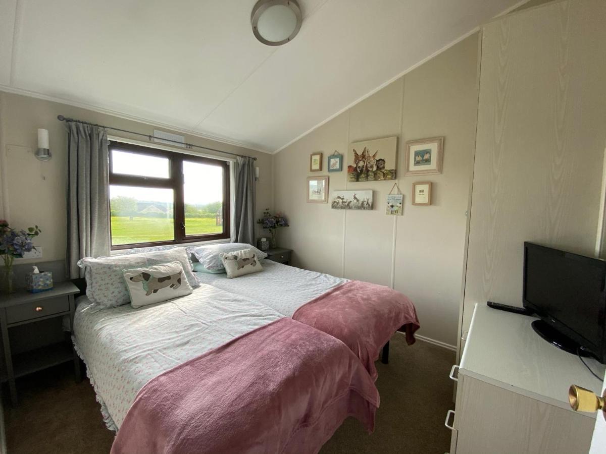 Rew Farm Country & Equestrian Accommodation - Sunrise Lodge Melksham Eksteriør billede