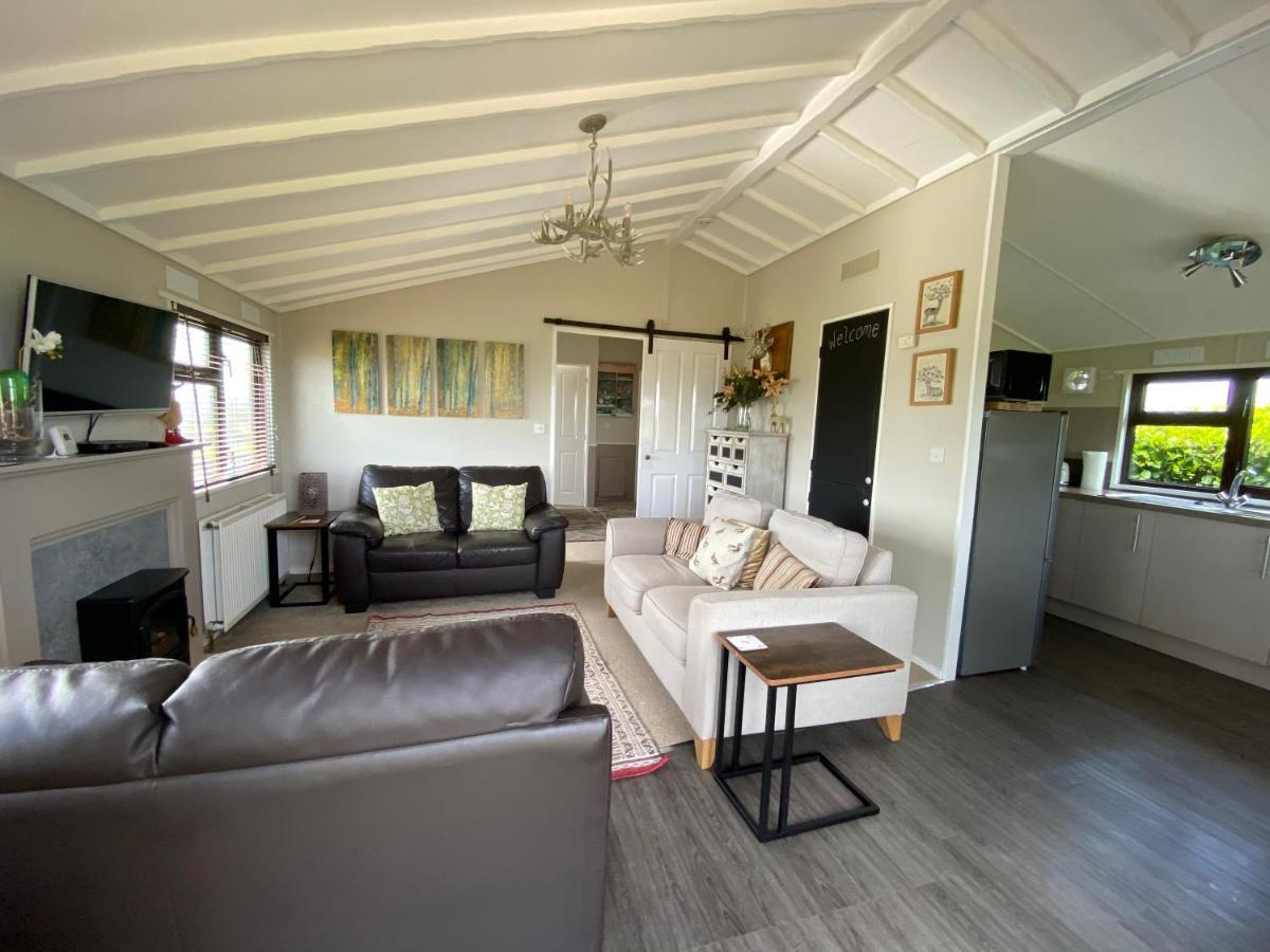 Rew Farm Country & Equestrian Accommodation - Sunrise Lodge Melksham Eksteriør billede