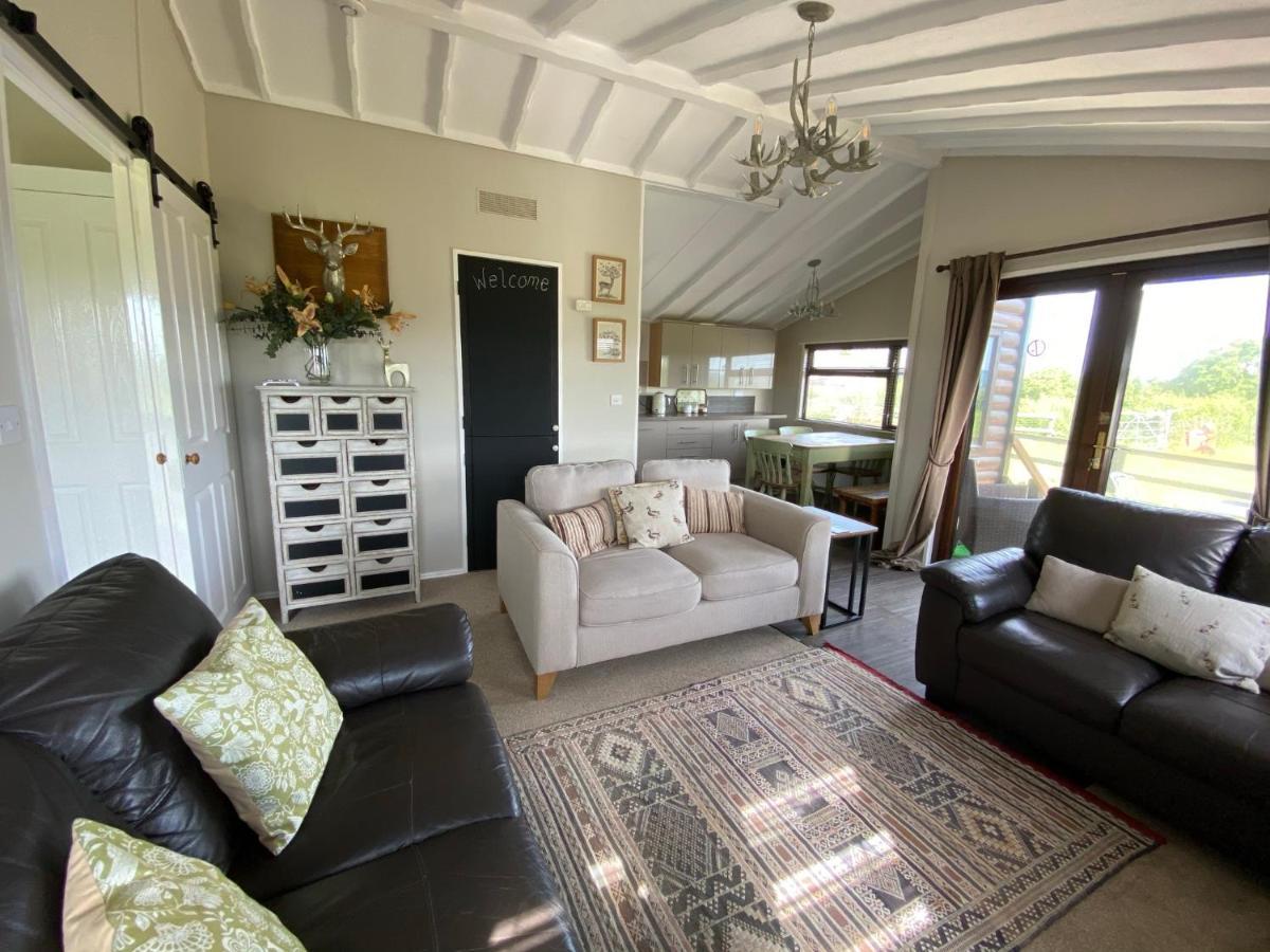 Rew Farm Country & Equestrian Accommodation - Sunrise Lodge Melksham Eksteriør billede