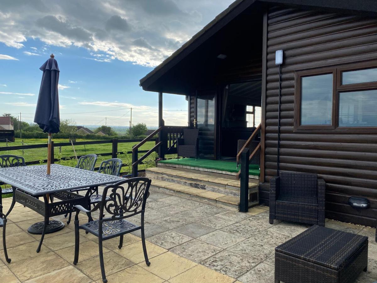 Rew Farm Country & Equestrian Accommodation - Sunrise Lodge Melksham Eksteriør billede