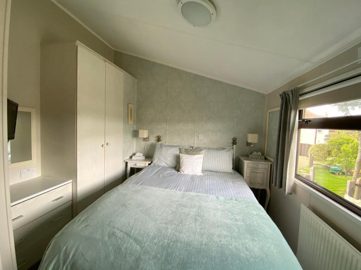 Rew Farm Country & Equestrian Accommodation - Sunrise Lodge Melksham Eksteriør billede