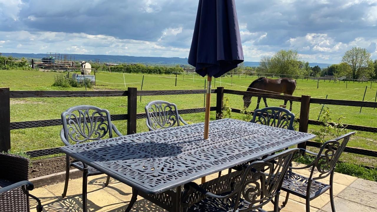 Rew Farm Country & Equestrian Accommodation - Sunrise Lodge Melksham Eksteriør billede
