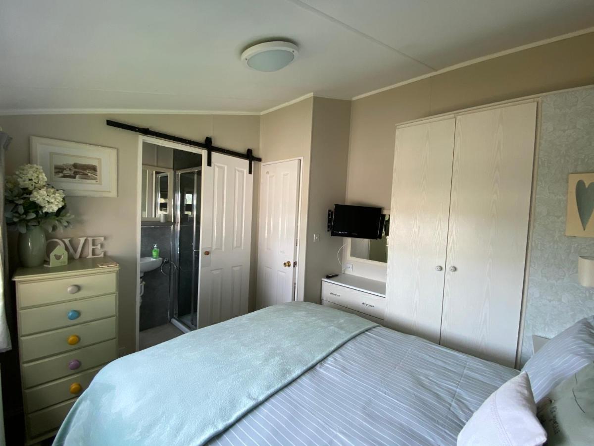 Rew Farm Country & Equestrian Accommodation - Sunrise Lodge Melksham Eksteriør billede