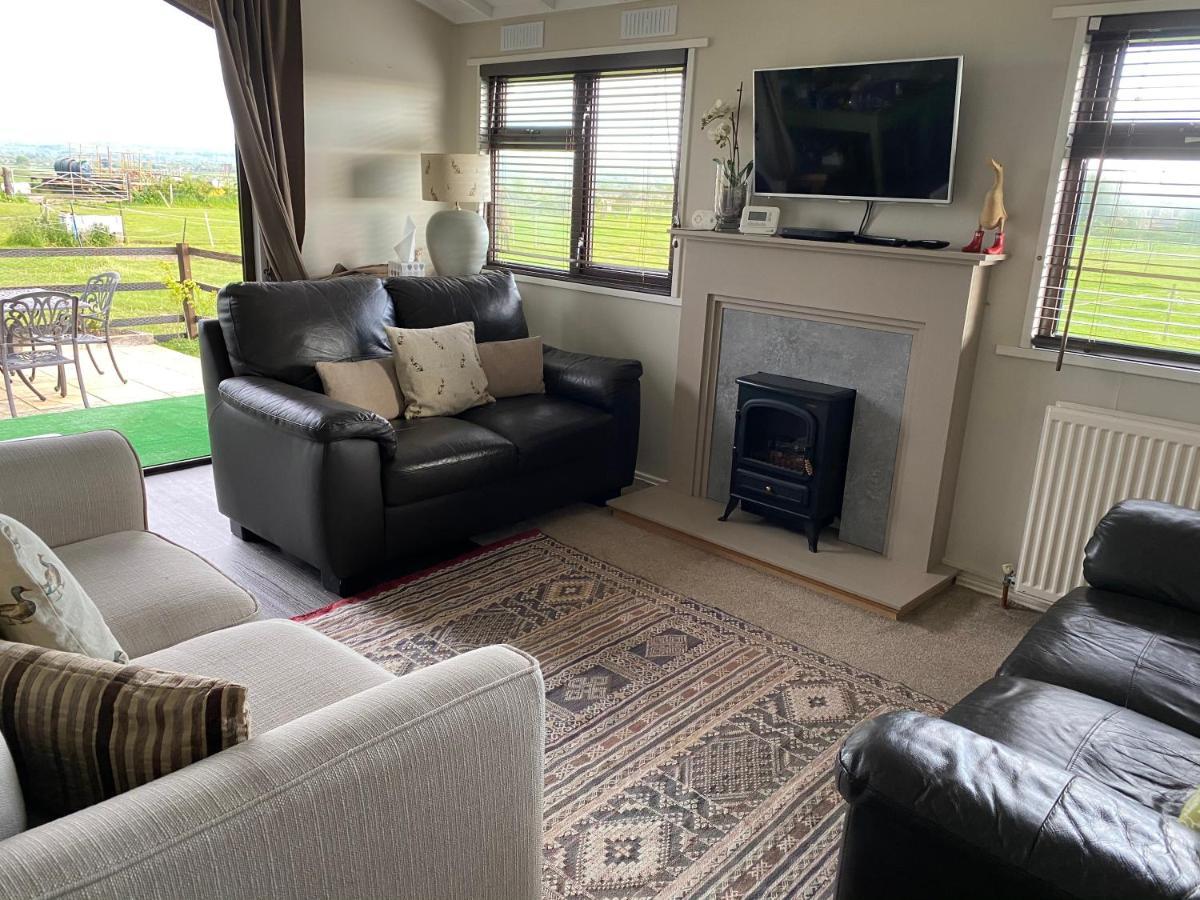 Rew Farm Country & Equestrian Accommodation - Sunrise Lodge Melksham Eksteriør billede