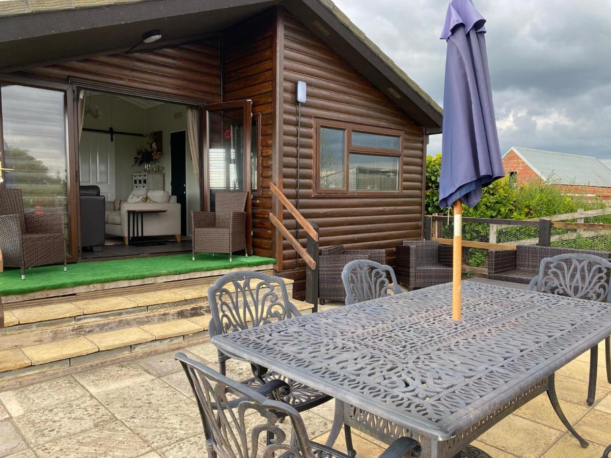 Rew Farm Country & Equestrian Accommodation - Sunrise Lodge Melksham Eksteriør billede