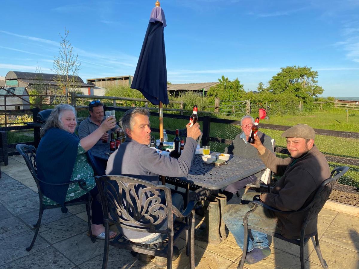 Rew Farm Country & Equestrian Accommodation - Sunrise Lodge Melksham Eksteriør billede
