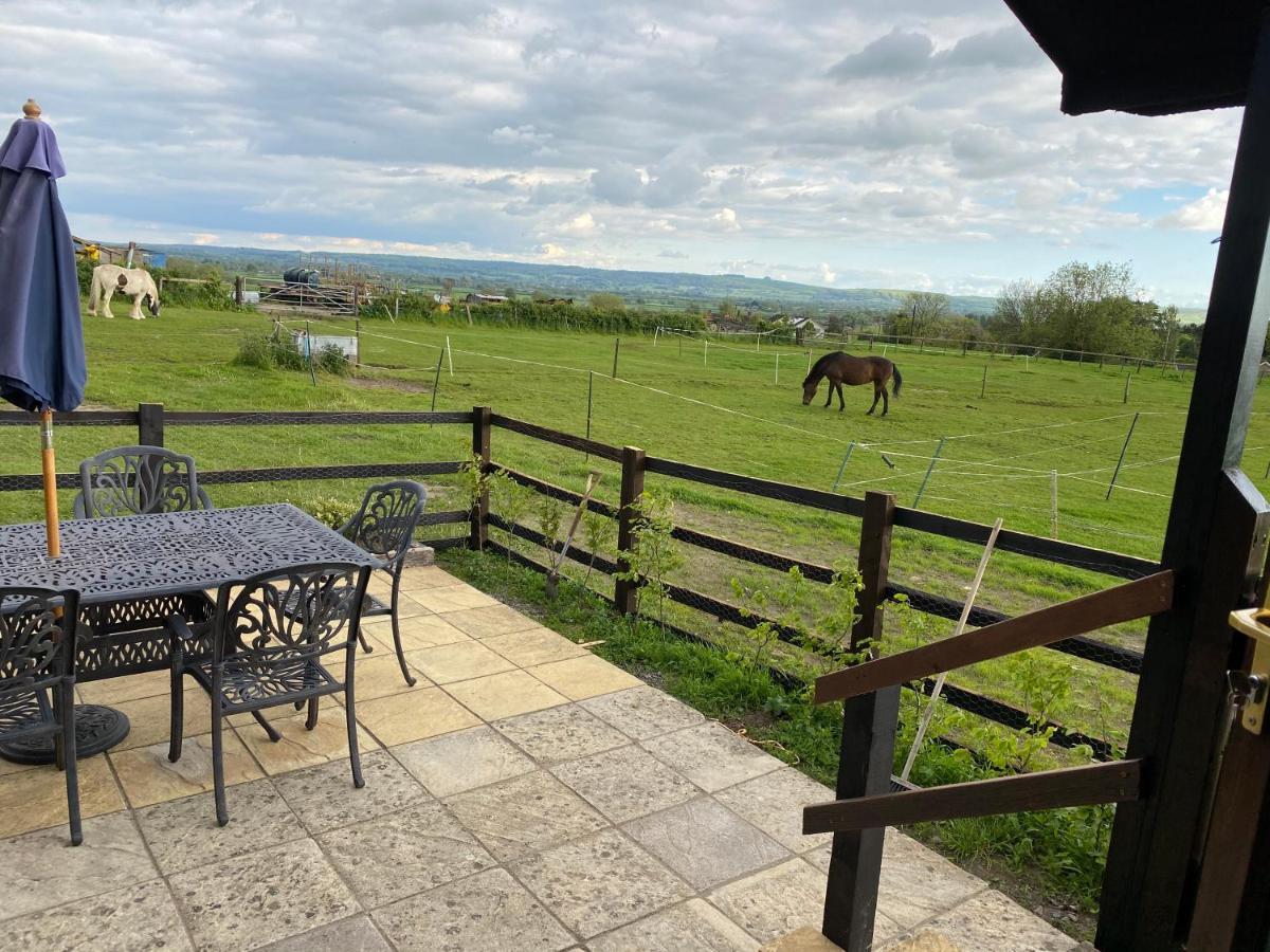 Rew Farm Country & Equestrian Accommodation - Sunrise Lodge Melksham Eksteriør billede