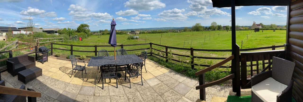 Rew Farm Country & Equestrian Accommodation - Sunrise Lodge Melksham Eksteriør billede