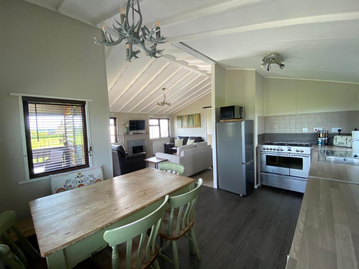 Rew Farm Country & Equestrian Accommodation - Sunrise Lodge Melksham Eksteriør billede