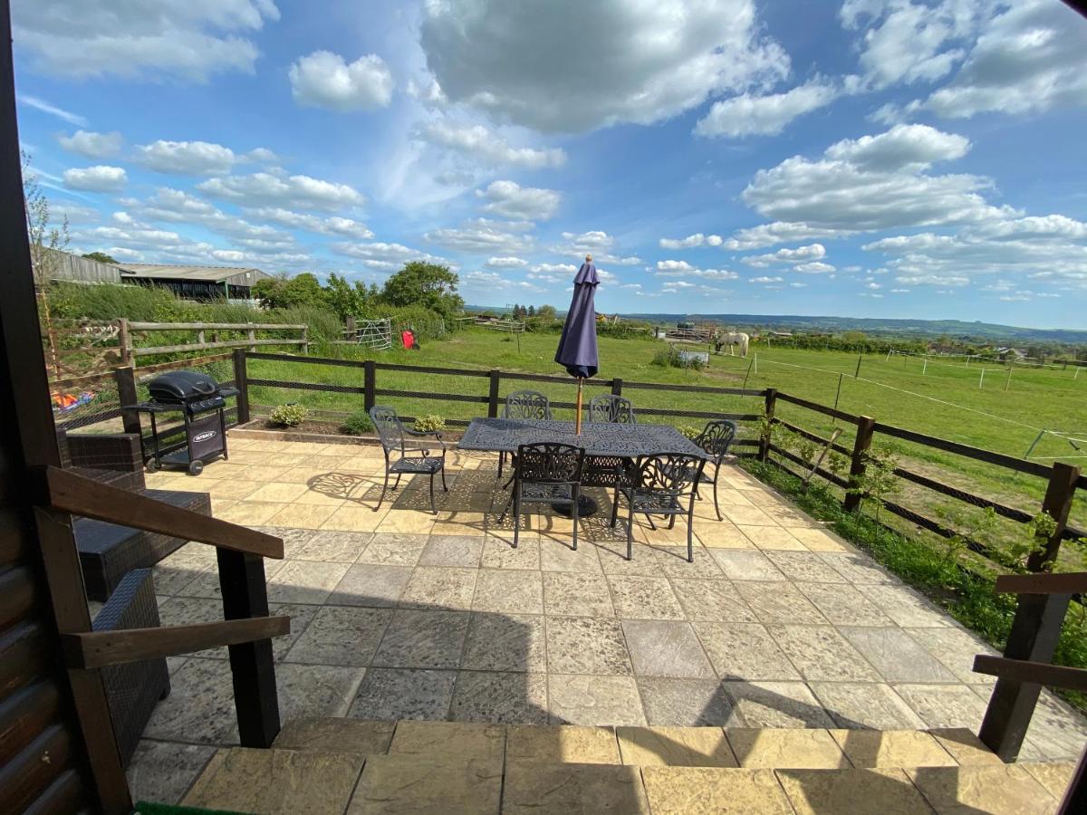 Rew Farm Country & Equestrian Accommodation - Sunrise Lodge Melksham Eksteriør billede
