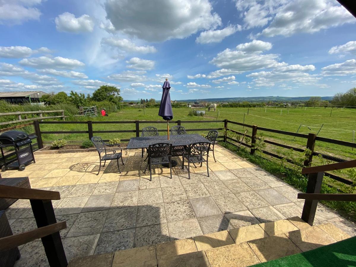 Rew Farm Country & Equestrian Accommodation - Sunrise Lodge Melksham Eksteriør billede