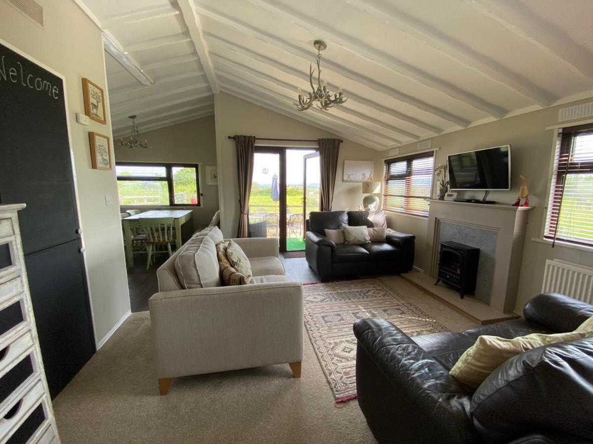 Rew Farm Country & Equestrian Accommodation - Sunrise Lodge Melksham Eksteriør billede