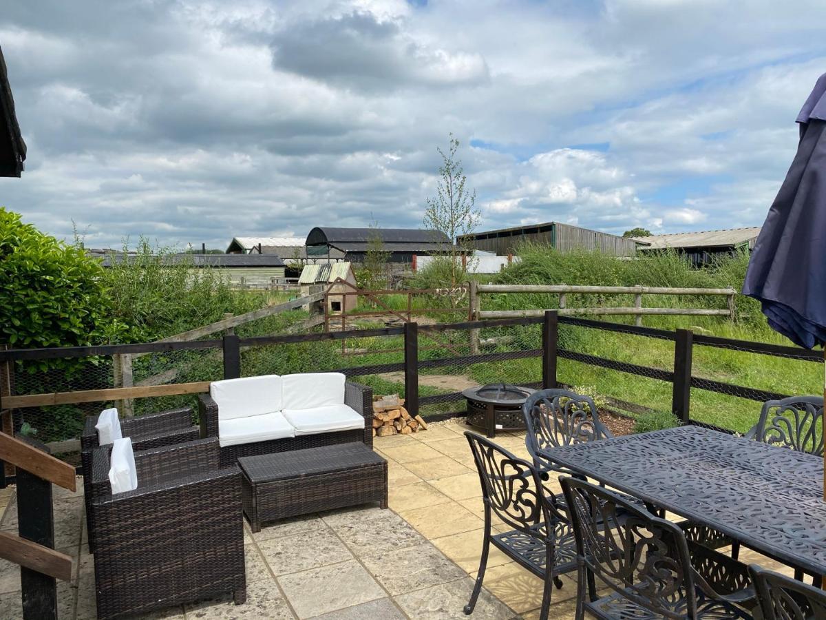 Rew Farm Country & Equestrian Accommodation - Sunrise Lodge Melksham Eksteriør billede