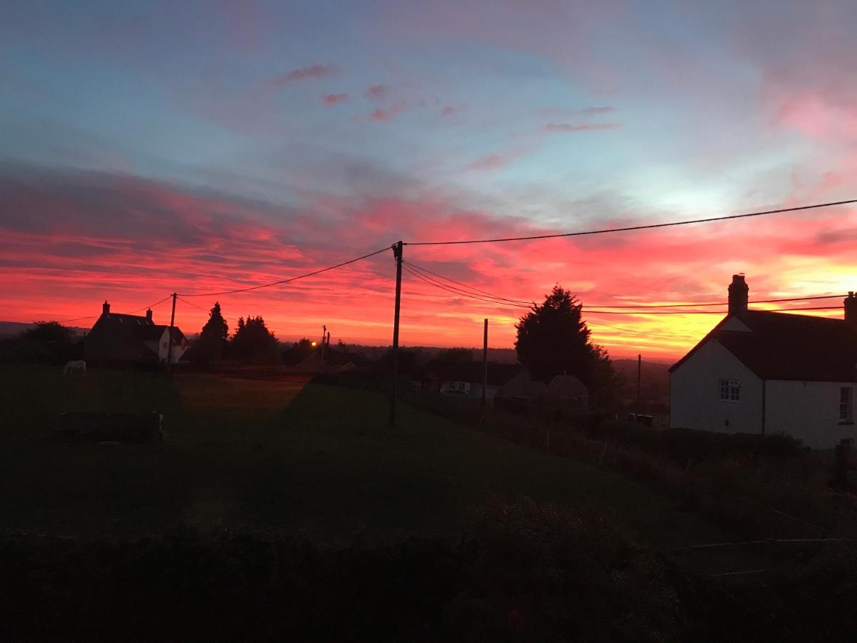 Rew Farm Country & Equestrian Accommodation - Sunrise Lodge Melksham Eksteriør billede