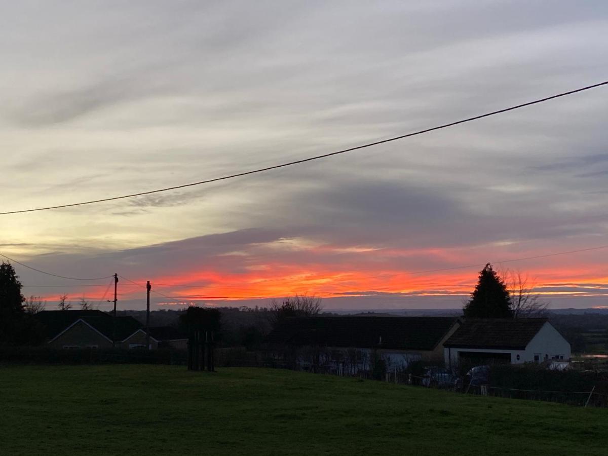 Rew Farm Country & Equestrian Accommodation - Sunrise Lodge Melksham Eksteriør billede