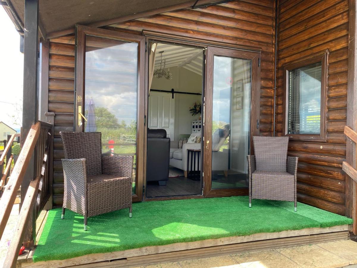 Rew Farm Country & Equestrian Accommodation - Sunrise Lodge Melksham Eksteriør billede