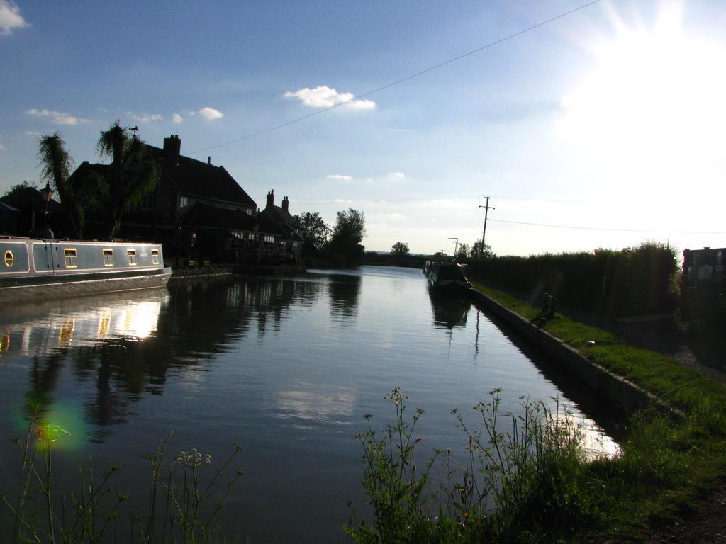 Rew Farm Country & Equestrian Accommodation - Sunrise Lodge Melksham Eksteriør billede