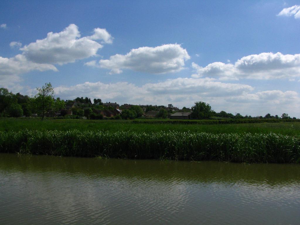 Rew Farm Country & Equestrian Accommodation - Sunrise Lodge Melksham Eksteriør billede