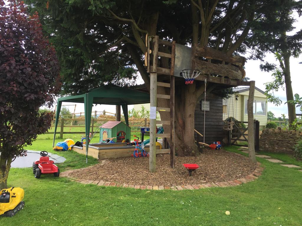 Rew Farm Country & Equestrian Accommodation - Sunrise Lodge Melksham Eksteriør billede