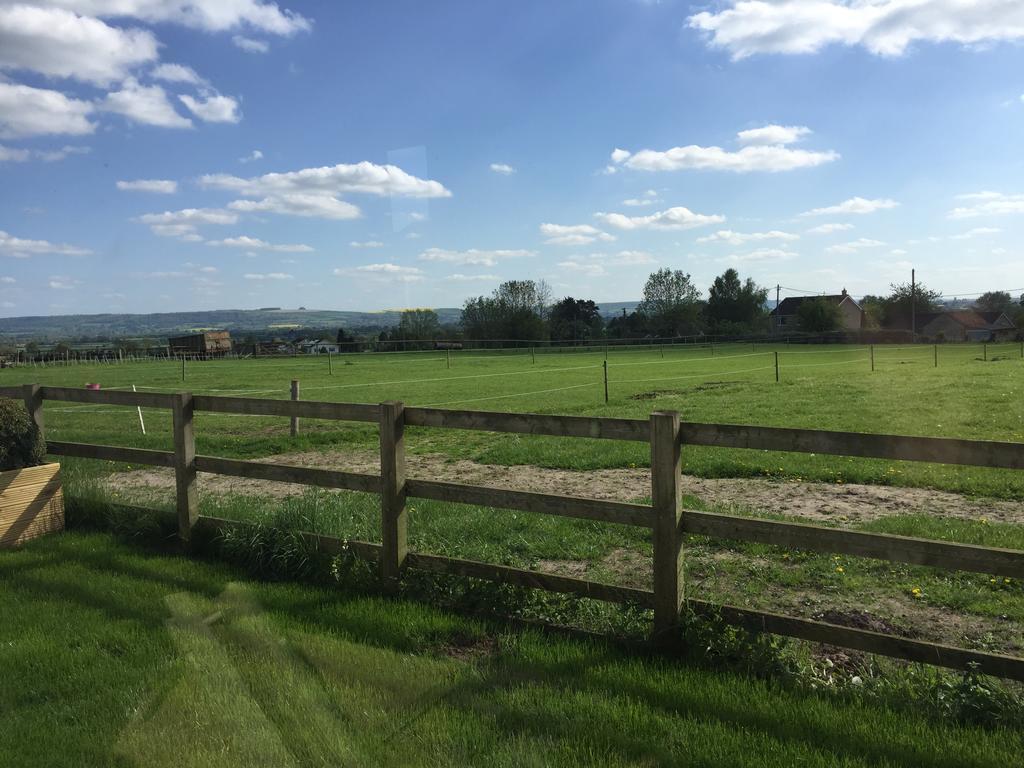 Rew Farm Country & Equestrian Accommodation - Sunrise Lodge Melksham Eksteriør billede