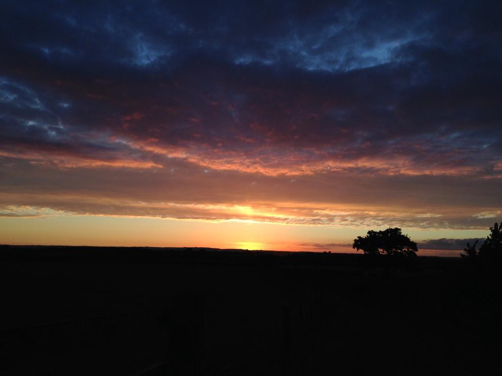 Rew Farm Country & Equestrian Accommodation - Sunrise Lodge Melksham Eksteriør billede