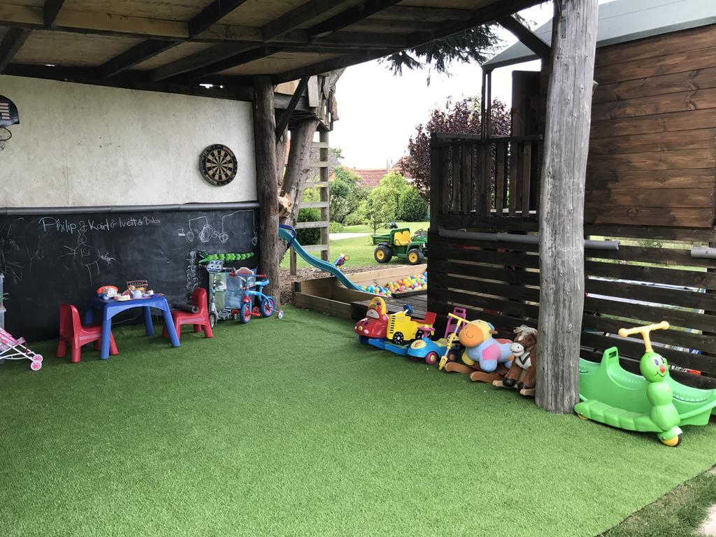 Rew Farm Country & Equestrian Accommodation - Sunrise Lodge Melksham Eksteriør billede